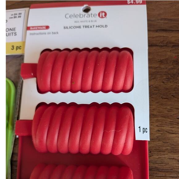 2 PK Silicone Treat Mold (makes 4 treats) & Silicone Fruit Mold (makes 6 treats) - Picture 3 of 5
